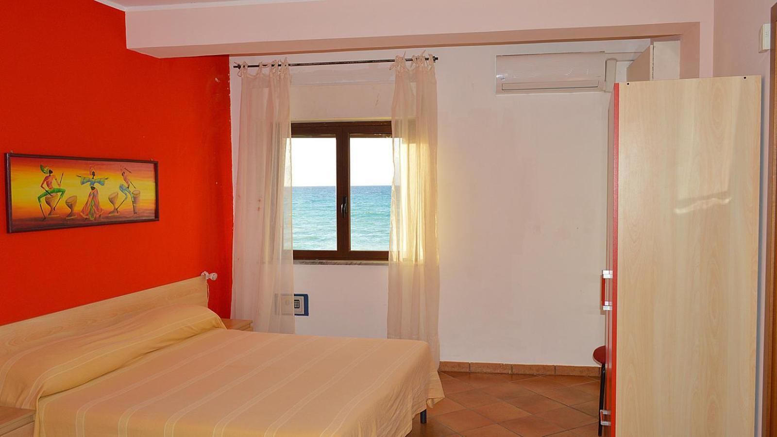 Splash'S Rooms Spadafora Bagian luar foto