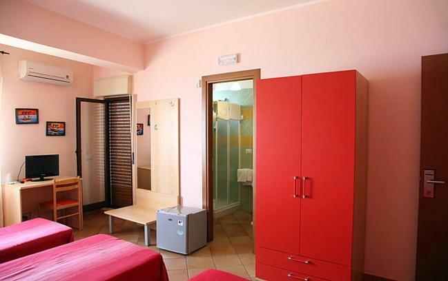 Splash'S Rooms Spadafora Bagian luar foto